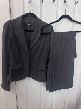 Rampage Gray with Light Pink Pinstripe Two-Piece Blazer & Trouser Suit Medium